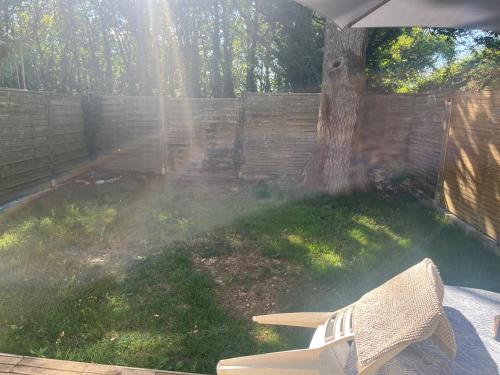 un jardin avec un arbre et une clôture dans l'établissement Dorian, à Pornic