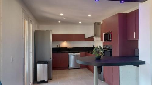 Proche Sanary, grand appartement lumineux dans villa, 3 CH avec terrasse et jardin , climatisé SIX FOURS LES PLAGES 300m de la mer