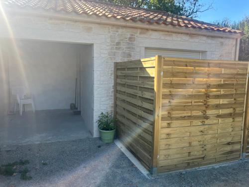 une clôture d'intimité en bois devant un garage dans l'établissement Dorian, à Pornic