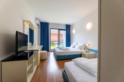Hi Hotels Riva del Gardaにあるベッド