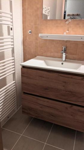 une salle de bain avec un lavabo et un miroir dans l'établissement Résidence Rond-point-pistes Ii - Maxi Studio au centre de la station à Orcières-Merlette -Alpes du Sud MAE-3724, à Orcières