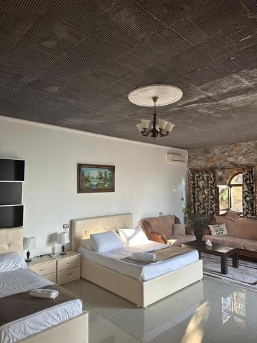 Postel nebo postele na pokoji v ubytování Hotel Panorama Zogaj