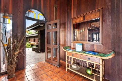 Una habitación con un espejo y una pared de madera. en Ailina House, en Kailua-Kona