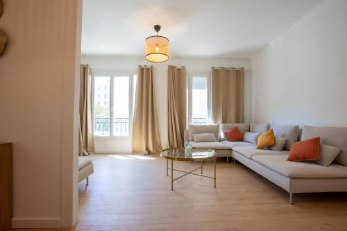 una sala de estar con un sofá y una mesa en Les Balcons de la Bourse, en Marsella