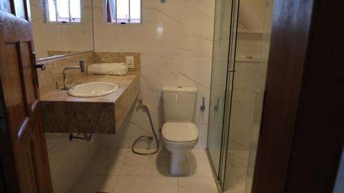 een badkamer met een toilet, een wastafel en een douche bij Haras Santa Amalia - Nova União MG in União de Caeté