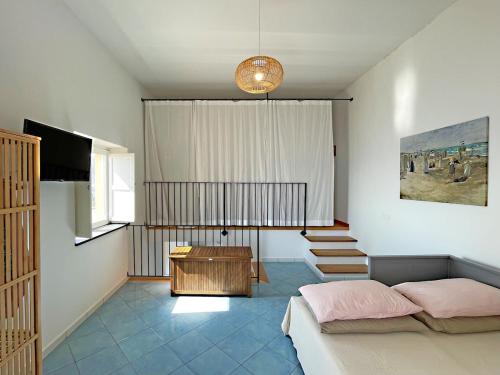 Ένα ή περισσότερα κρεβάτια σε δωμάτιο στο casa incastonata nel mare