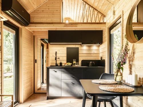 a kitchen and dining room of a tiny house at Sosnowy Szept in Karpacz