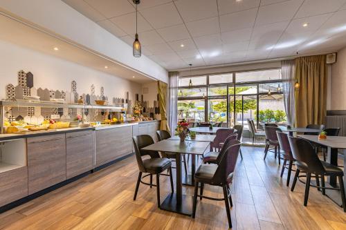 Et opholdsområde på Logis Hôtel Restaurant Le Cours