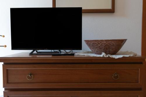 Televisyen dan/atau pusat hiburan di House of Camellias - Ground Floor with Garden