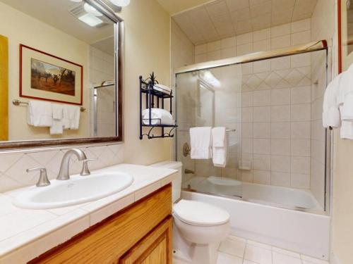 Un baño de Enzian - CoralTree Residence Collection