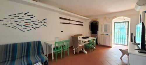 Una cocina y un comedor con un mural de peces en la pared. en Villa Mimosa, en Bergeggi