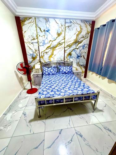 a small bed in a room with a mural at Appartement T3 Moderne et Équipé in Guediawaye