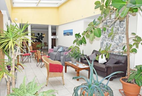 a living room filled with lots of plants at Wilhelms Hostel im Ostseebad Sellin in Ostseebad Sellin