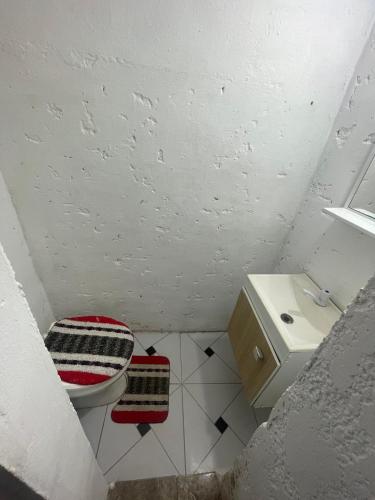 a small bathroom with a toilet and a sink at Alojamiento Sencillo EYO con Baño Privado in Chuy