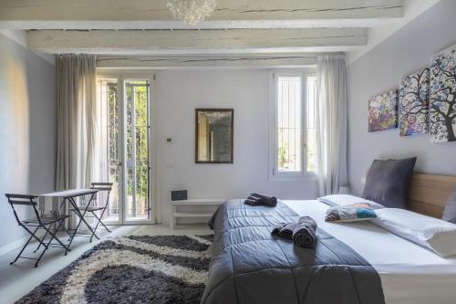 Postel nebo postele na pokoji v ubytování i-HOMES Luxury Suite Palazzo Arnaldi-Duomo
