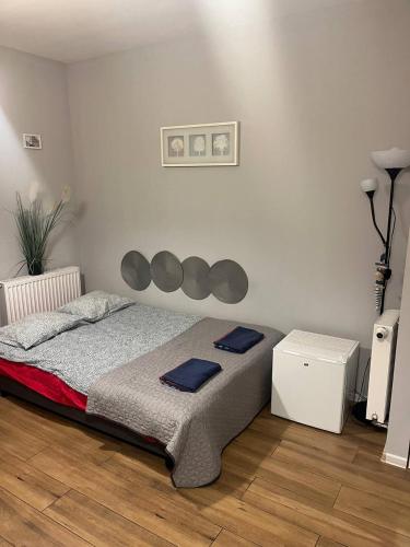 een slaapkamer met een bed met blauwe handdoeken erop bij Modern flat in Vilnius