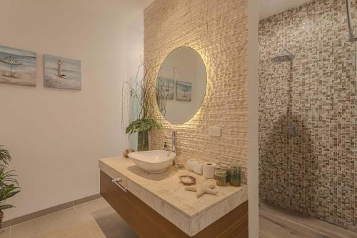 Gallery image of Cuzamil, big waterfront house in Chicxulub