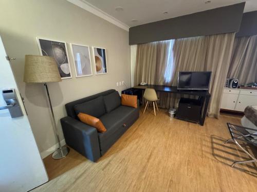 Ruang duduk di Quarto de hotel de luxo Congonhas