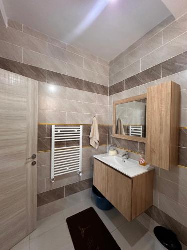 un baño con lavabo y espejo en Appartement d'été F2 pour familles, en Boumerdes