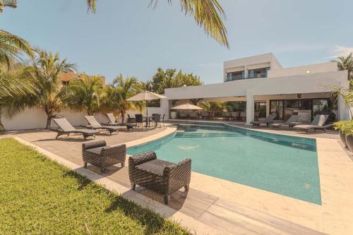 Gallery image of Cuzamil, big waterfront house in Chicxulub