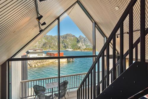 a view of the water from a house balcony at Rorbuleilighet Lysøysundet 1G in Henningsvær