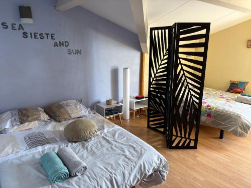 une chambre avec un lit avec des oreillers dessus dans l'établissement Maison de vacances Biscarrosse Lac, à Biscarrosse