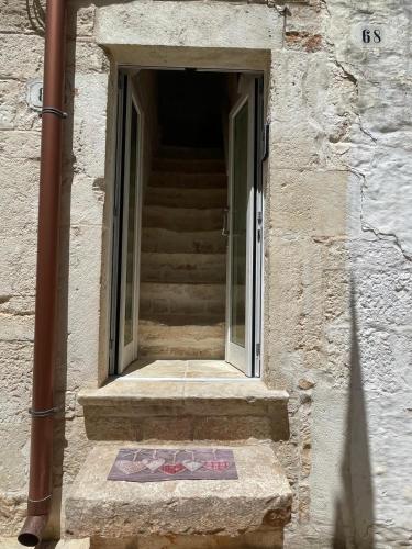 a set of stairs leading up to a building at L'hammam tra le volte a stella in Ceglie Messapica