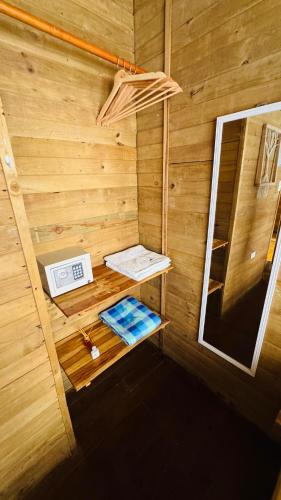 vista sul soffitto di una sauna in legno di Hotel isla bonita a Tintipan Island
