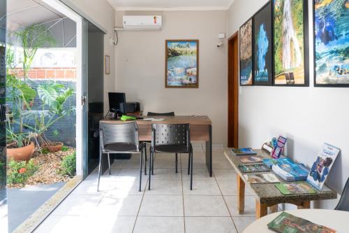 a dining room with a table and chairs at Pousada Papaya - Bonito in Bonito