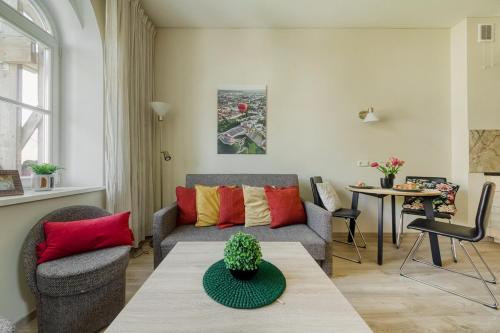 un salon avec un canapé et une table dans l'établissement Old Town Apartment, à Jonava