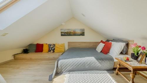 une chambre avec un lit dans un grenier dans l'établissement Old Town Apartment, à Jonava