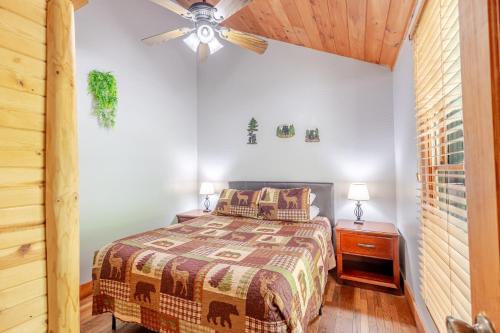 a bedroom with a bed and a ceiling fan at Qualla Cabins and Motel Cherokee near Casino in Whittier