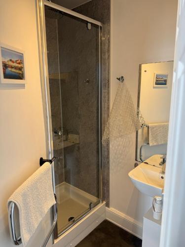 Un baño de The Cairns Leven