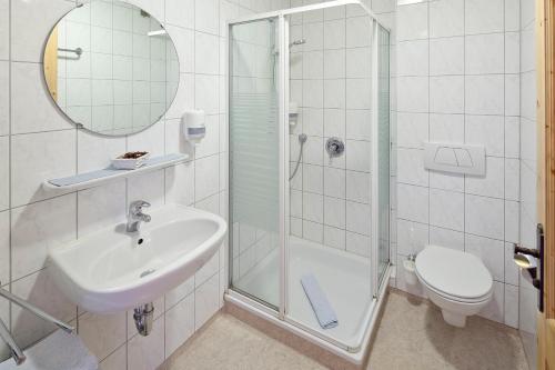 バルダーシュヴァングにあるGasthof Schwabenhofのバスルーム(シャワー、洗面台、トイレ付)