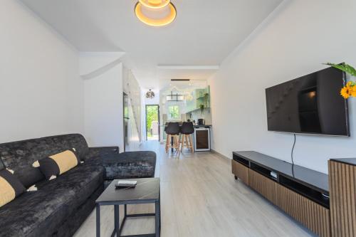 Taheli's Modern Townhouse with a pool