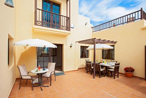Balkón nebo terasa v ubytování Delightful Costa Teguise Villa 4 Bedrooms Large Private Pool Villa Ellen Lanzarote