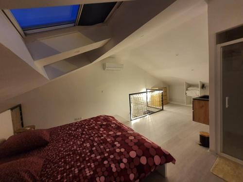 una camera da letto con un letto e un soffitto con una finestra di Duplex appartement a Marsiglia