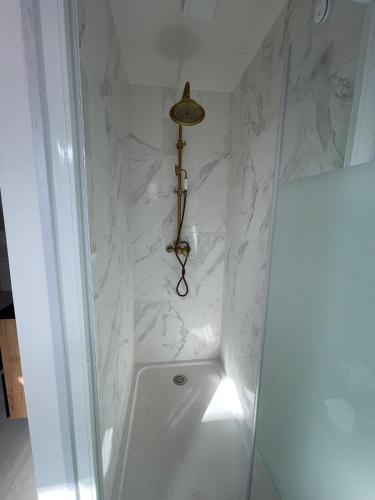 una cabina doccia con una parete in marmo bianco di Duplex appartement a Marsiglia