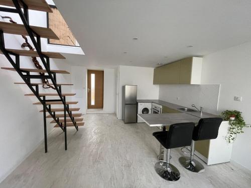 una cucina con una scala a chiocciola in una casa di Duplex appartement a Marsiglia
