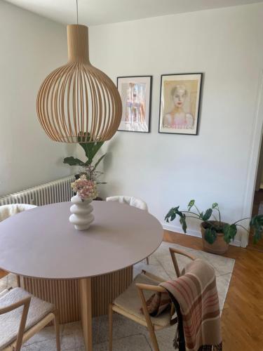 Gallery image of Central lejlighed med udsigt til parken in Odense