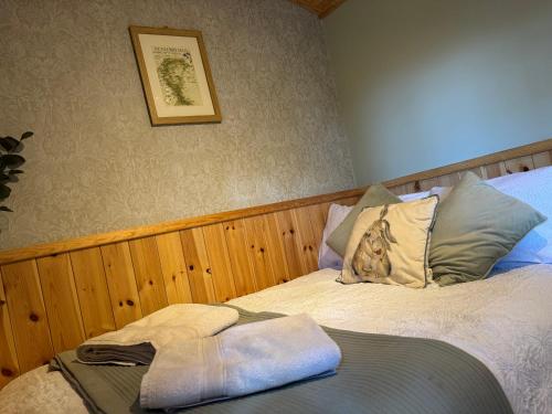 Postel nebo postele na pokoji v ubytování Cosy Wooden Shepherds Hut