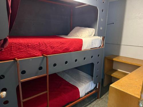 Katil dua tingkat atau katil-katil dua tingkat dalam bilik di RMS Hostal - Reforma