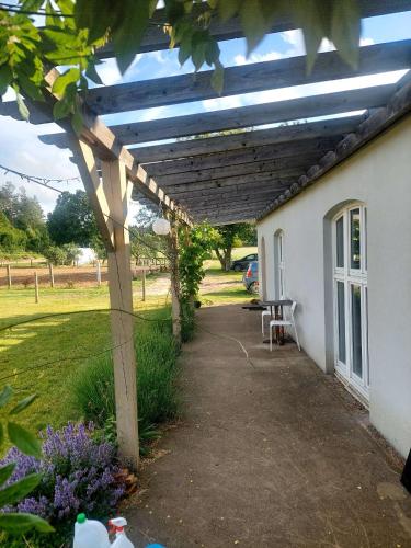 a pergola on the side of a house at Happy Horse Sosnowa Góra 
