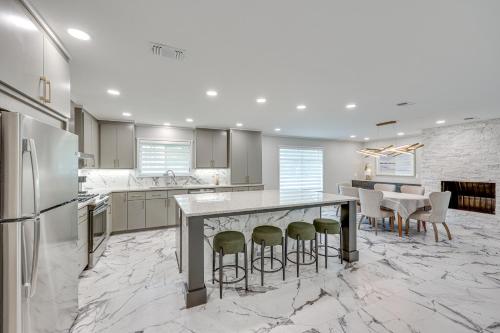 Dapur atau dapur kecil di Less Than 1 Mi to SAU Newly Renovated Home with Yard!