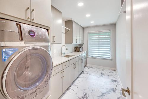 Dapur atau dapur kecil di Less Than 1 Mi to SAU Newly Renovated Home with Yard!