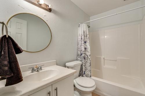 Ένα μπάνιο στο 4 Mi to Dtwn Brownsville Family Home with Yard!