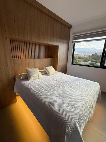 En eller flere senge i et værelse på Hermoso Departamento