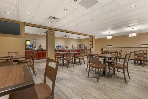 特勒斯特雷斯贝斯特韦斯特酒店的一间带桌椅和酒吧的餐厅