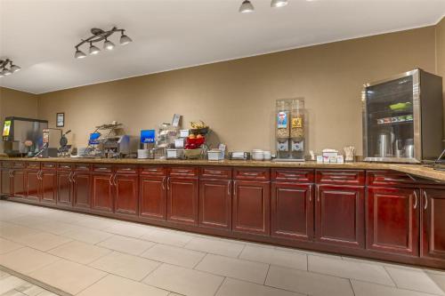 特勒斯特雷斯贝斯特韦斯特酒店的房间里有一间带木柜的大厨房