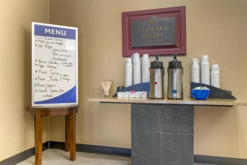 特勒斯特雷斯贝斯特韦斯特酒店的柜台上放着菜单，墙上挂着一块招牌。